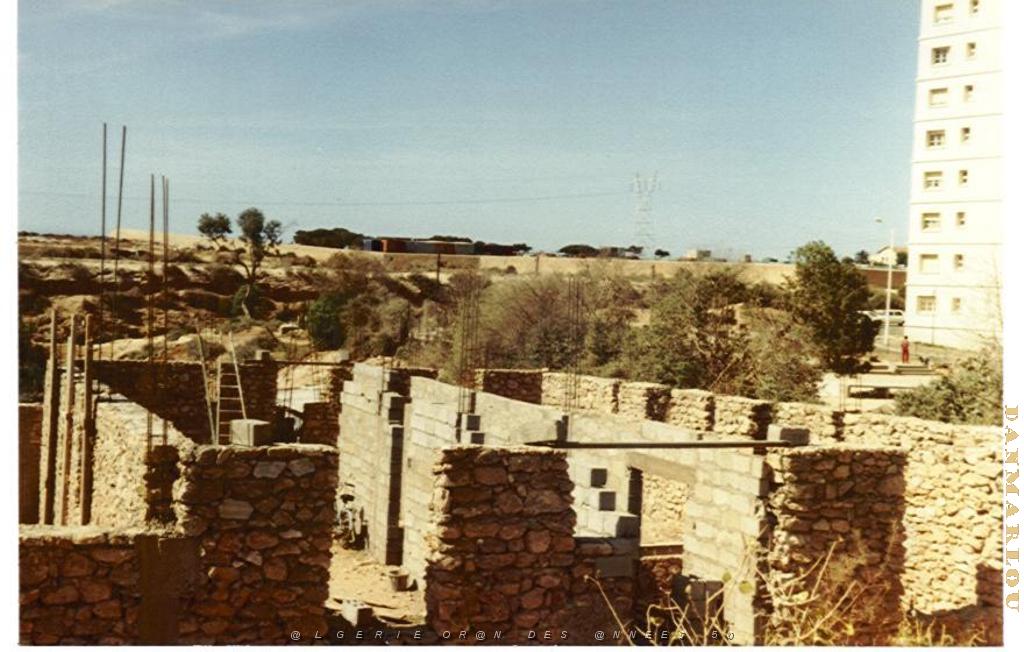 BB 022 CITE JEAN DE LA FONTAINE 1983  MAISON EN CONSTRUCTION DANS LE CHAMP DU VIEUX.JPG